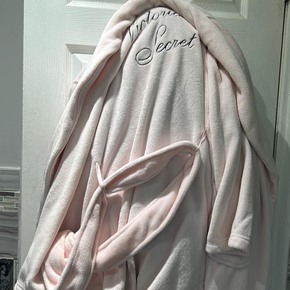 Beauyiful Victoria’s Secret pink robe $78